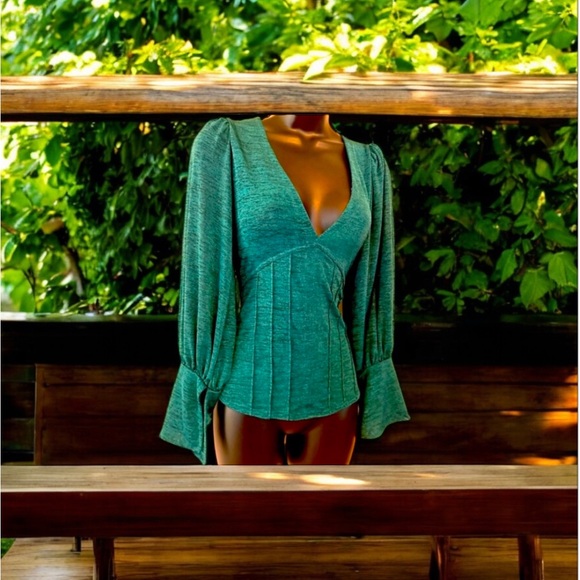 New! FREE PEOPLE Emerald V-Neck long sleeve bell wrists blouse. Size S - Picture 5 of 9